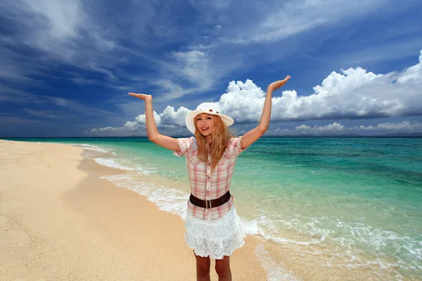 Mujer joven en la playa disfrutar de la luz del sol — Foto de Stock