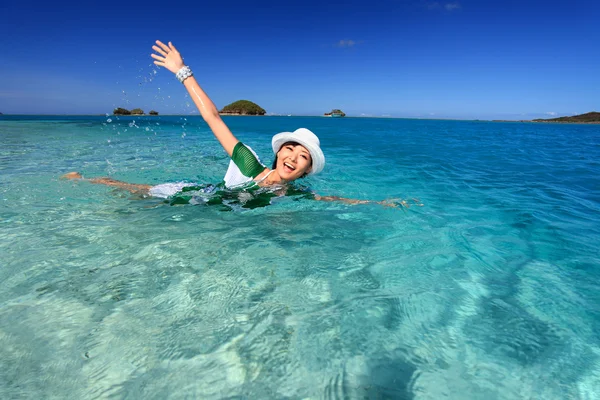 Frau schwimmt am Strand — Stockfoto