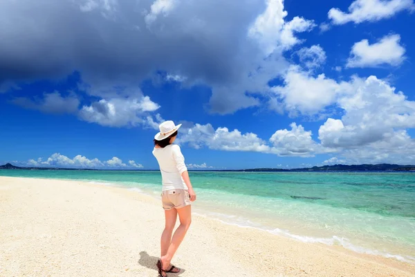 La femme qui se détend sur la plage . — Photo