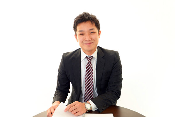 Улыбающийся азиатский бизнесмен
