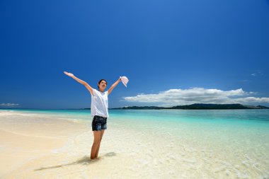 Kumsalda genç kadın zevk güneş ışığı