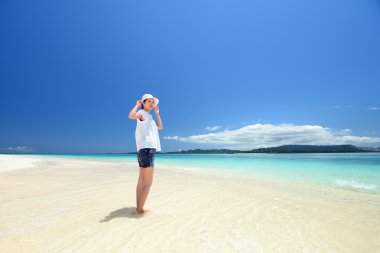 Kumsalda genç kadın zevk güneş ışığı
