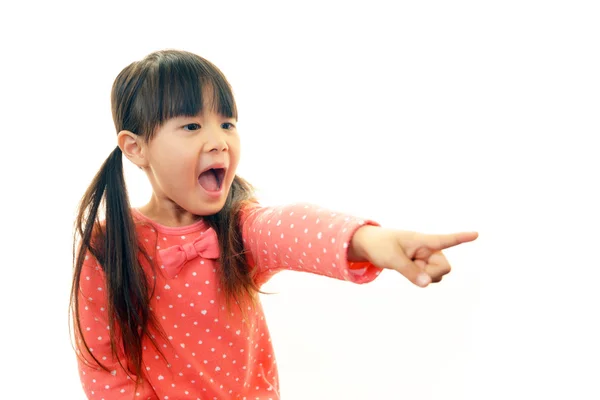 Menina asiática pequena apontando — Fotografia de Stock