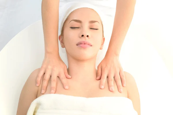 Молода жінка отримує масаж у спа-центрі — стокове фото