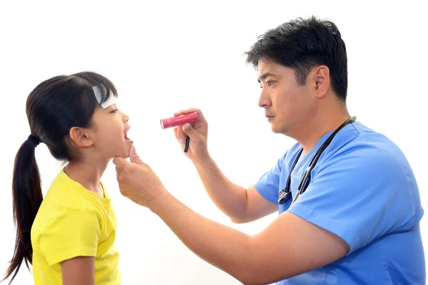 Médico examinando um paciente — Fotografia de Stock