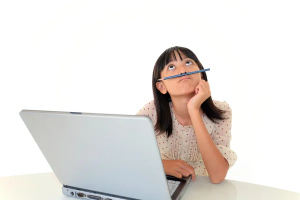 Gelangweiltes Mädchen sitzt am Schreibtisch — Stockfoto