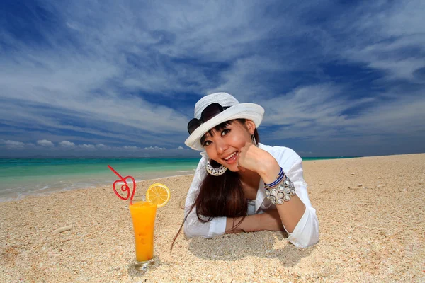 Kvinnan som kopplar av på stranden. — Stockfoto