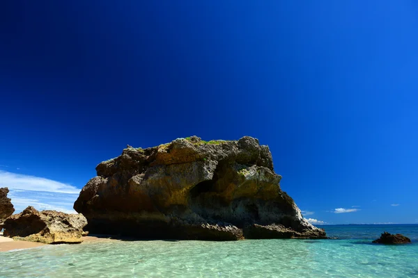 Smaragdgrünes Meer auf Okinawa. — Stockfoto