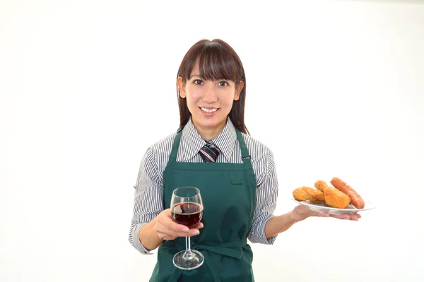 Smiling waitress carrying a meal — Stock Photo, Image