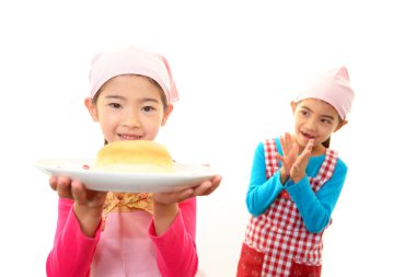 bir ekmek tutan kız