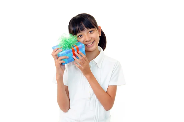 Freudiges Mädchen hält Geschenk in den Händen — Stockfoto