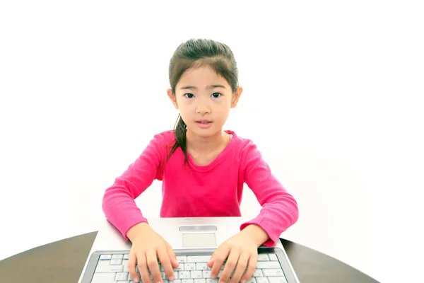 Meisje met behulp van een laptop — Stockfoto