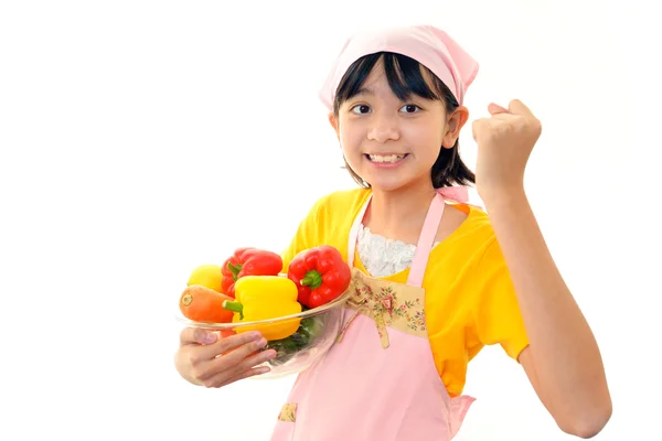 Sorrindo menina segurando legumes — Fotografia de Stock