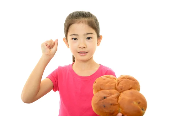 Girl gazdaság egy kenyér — Stock Fotó