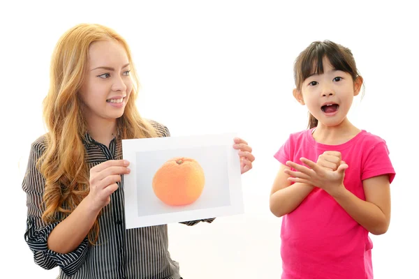 Englischlehrerin mit Mädchen beim Lernen. — Stockfoto