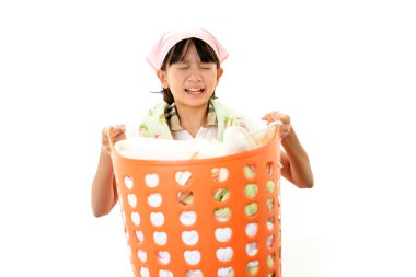 Çocuk çamaşır sepeti tutan