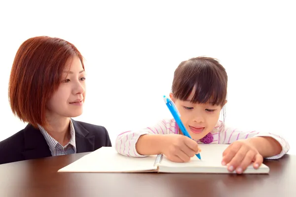 Liten asiatisk tjej som studerar med lärare — Stockfoto