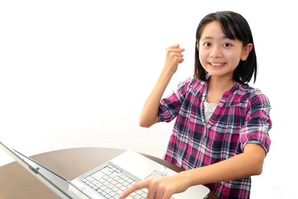 Uśmiechnięta nastolatka korzystająca z laptopa — Zdjęcie stockowe