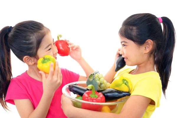 Усміхнені дівчата тримають овочі — стокове фото