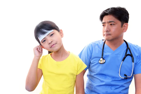 Médico examinando a un paciente — Foto de Stock