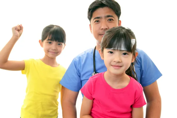 Aziatische arts en kinderen — Stockfoto