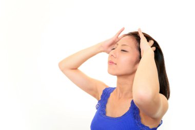 güzel bir genç kadın saçlarını dokunmadan