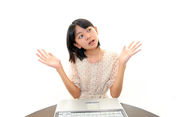 Fille ennuyée assise à son bureau — Photo