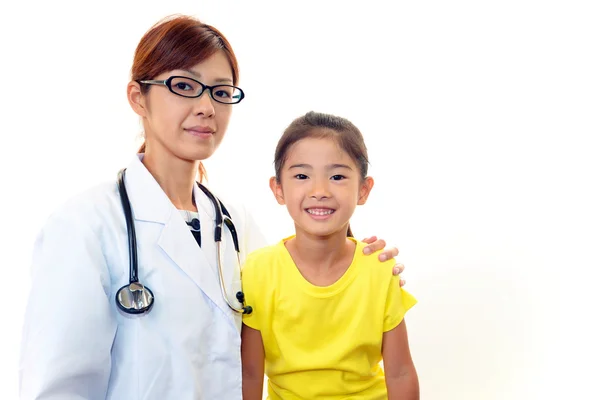 Asya tıp doktoru ve çocuk. — Stok fotoğraf