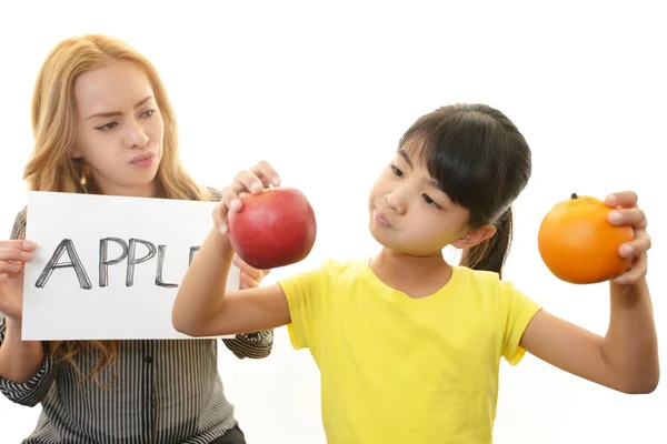 Englischlehrerin mit Mädchen beim Lernen. — Stockfoto