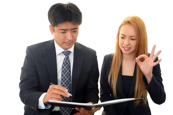 Empresario y empresaria discutiendo planes — Foto de Stock