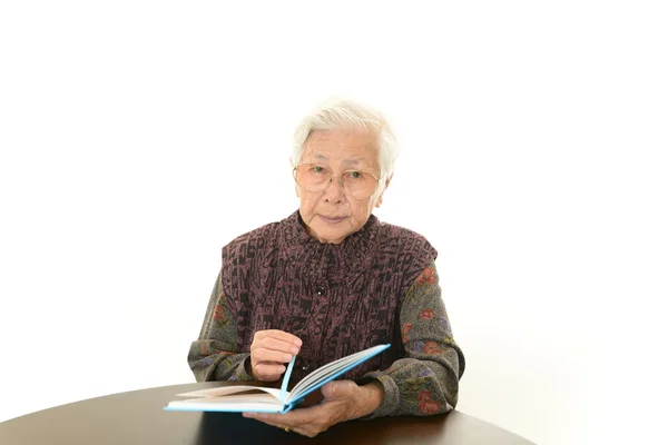 Oude vrouw haar boek lezen — Stockfoto