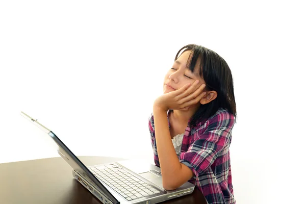 Menina usando um laptop estar cansado — Fotografia de Stock