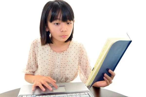 女孩使用的便携式计算机 — 图库照片