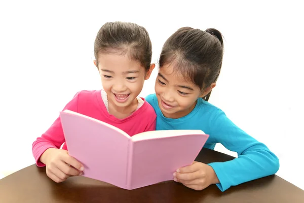 Meisjes lezen van een boek — Stockfoto