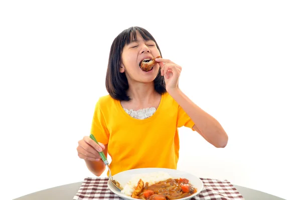 Lachende meisje eten van een maaltijd — Stockfoto