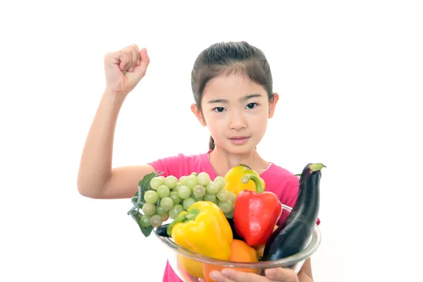 Mosolygó lány gazdaság zöldségek — Stock Fotó