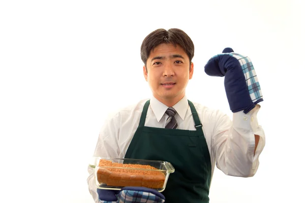 Sonriente hombre sosteniendo un dulce — Foto de Stock