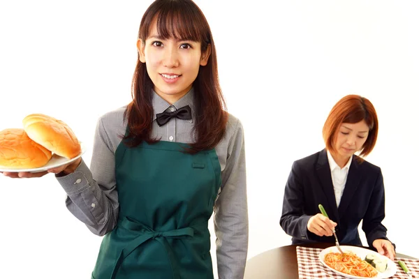 Waitress delivering meal to table — Stock Photo, Image