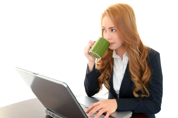 Lächelnde Geschäftsfrau mit Laptop — Stockfoto