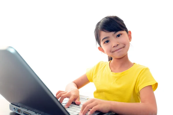 Chica sonriente usando un portátil —  Fotos de Stock