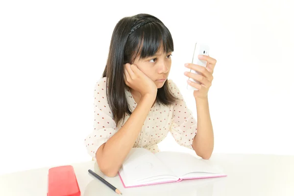 Девушка держит мобильный телефон — стоковое фото