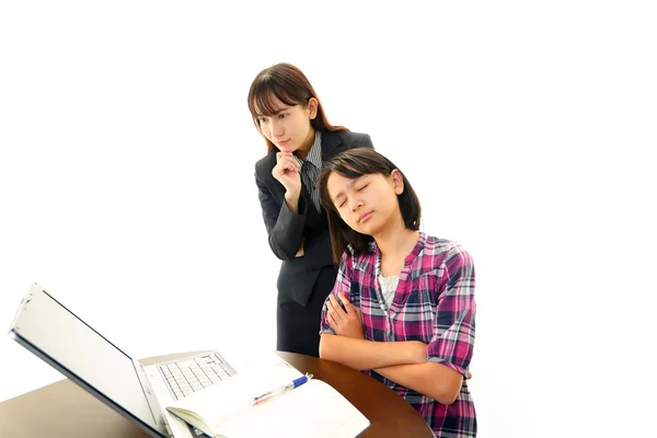 Chica estudiando en el escritorio cansada — Foto de Stock