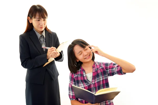 Menina estudando na mesa estar cansado — Fotografia de Stock