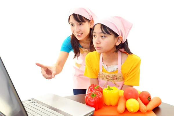 Çocuk ile anne bir dizüstü bilgisayar kullanarak — Stok fotoğraf