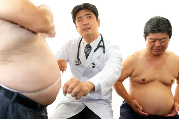 Ciddi doktor hastaların obezite incelenmesi — Stok fotoğraf