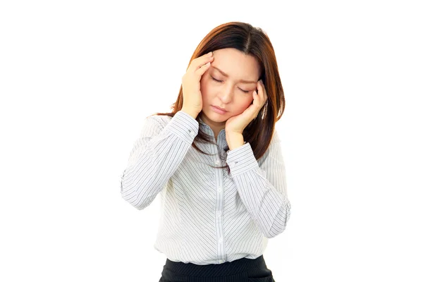 Mujer joven con dolor de cabeza — Foto de Stock