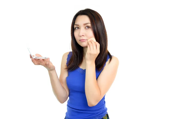 Hermosa joven haciendo maquillaje —  Fotos de Stock