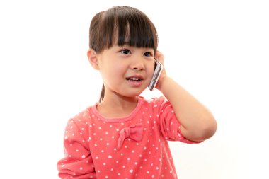 bir cep telefonu tutan mutlu küçük kız