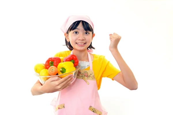 女の子ホールディング野菜の笑みを浮かべてください。 — ストック写真