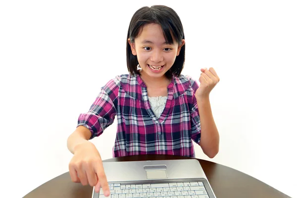 Menina sorrindo usando um laptop — Fotografia de Stock